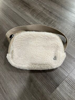 Lululemon Sherpa Belt Bag in Cream